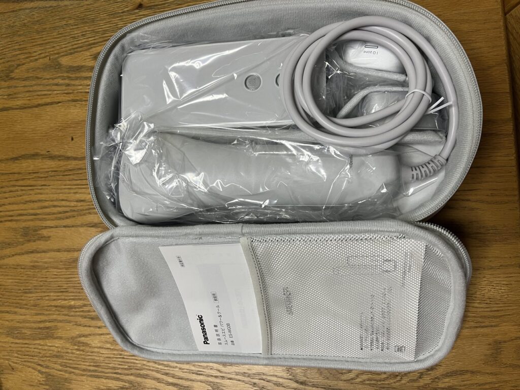収納ポーチの中身。スムースエピ本体・電源コード・取扱説明書