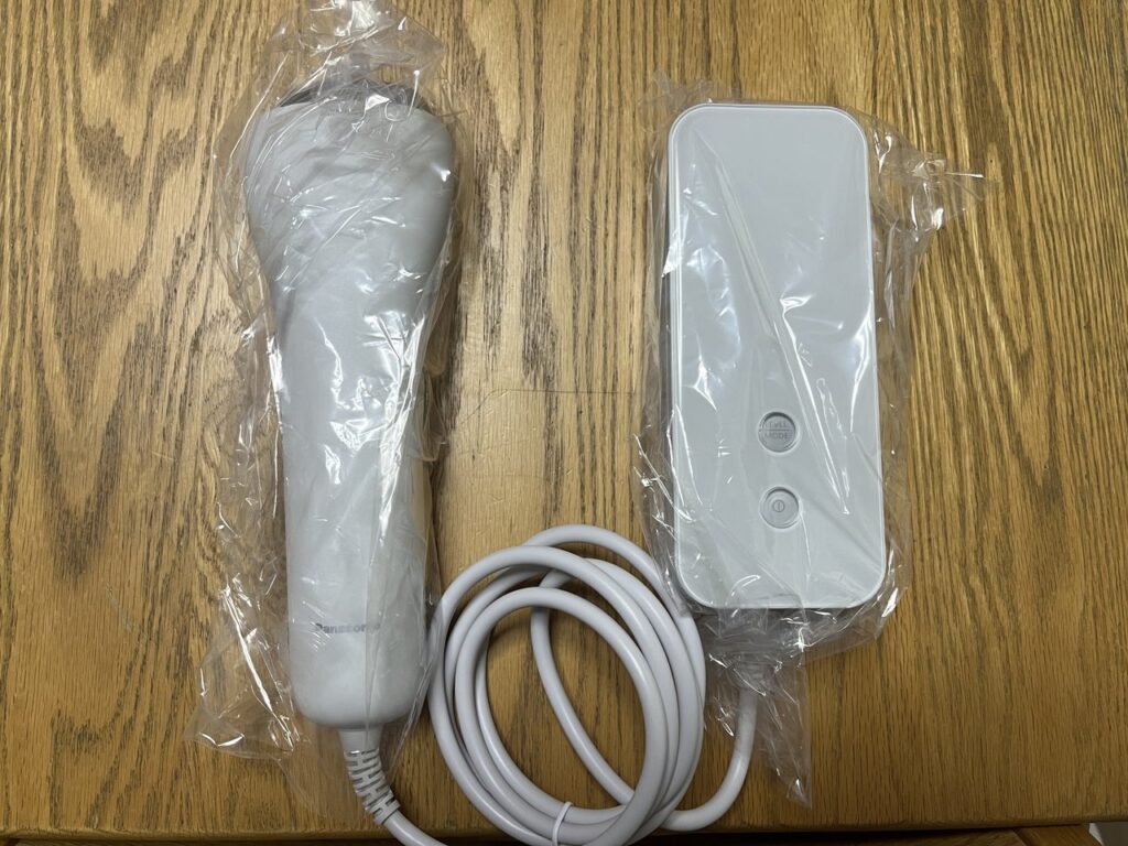 スムースエピ ES-WG0Bの本体とコントローラーを並べたところ